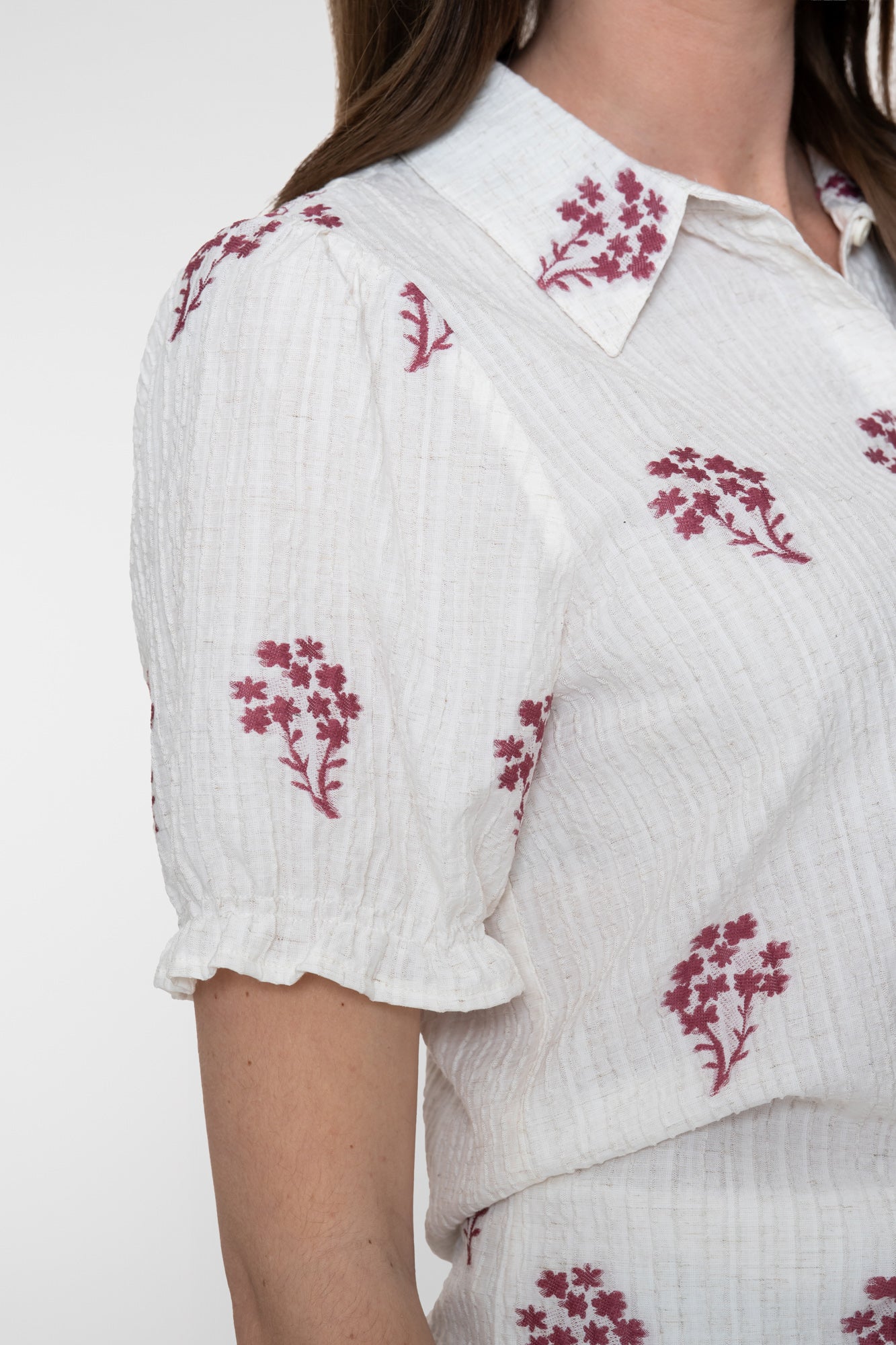 Geisha blouse met bloemenborduursel en ruffle detail