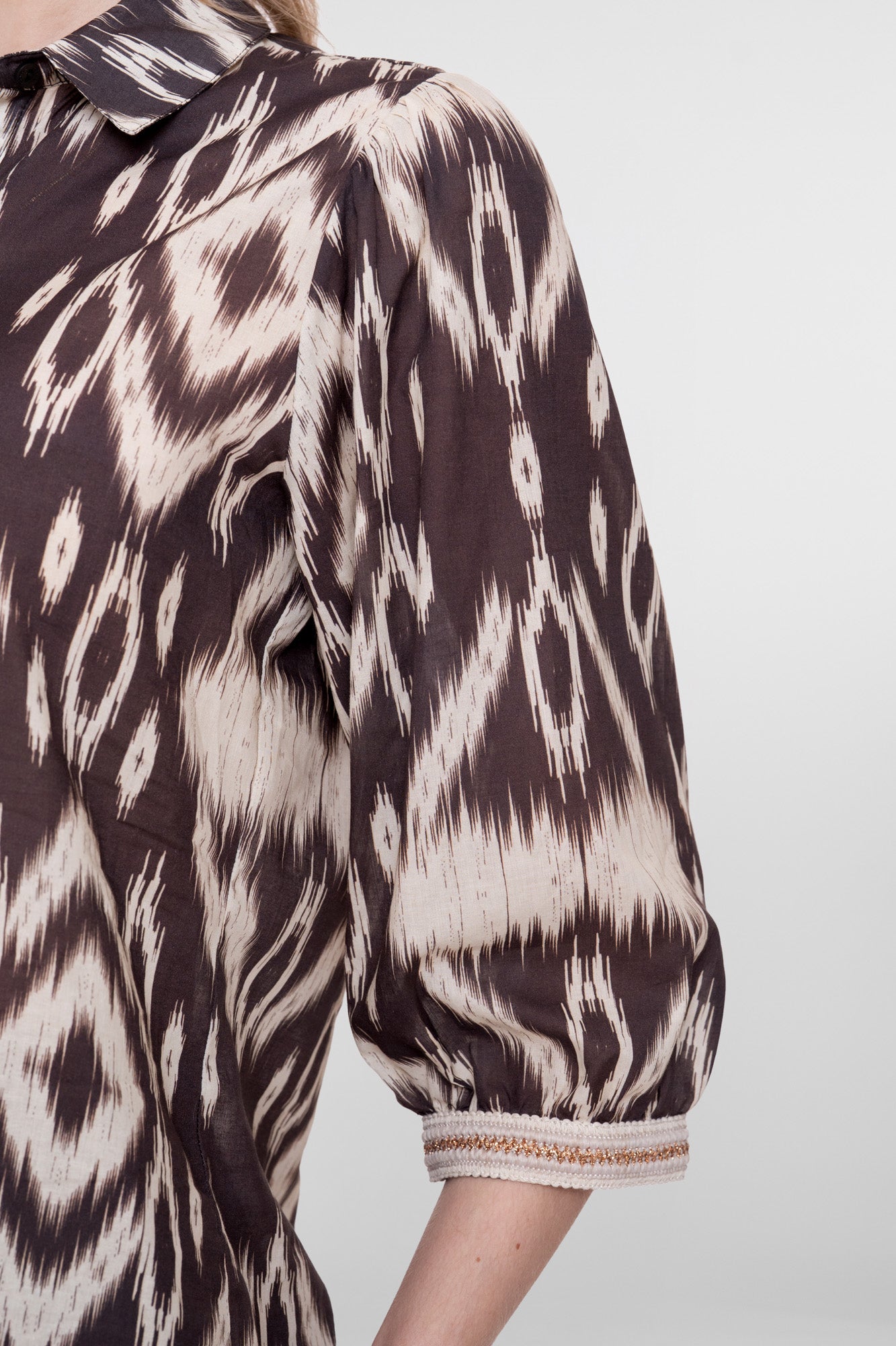 Geisha blouse met aztekprint en sierlijke tape detail