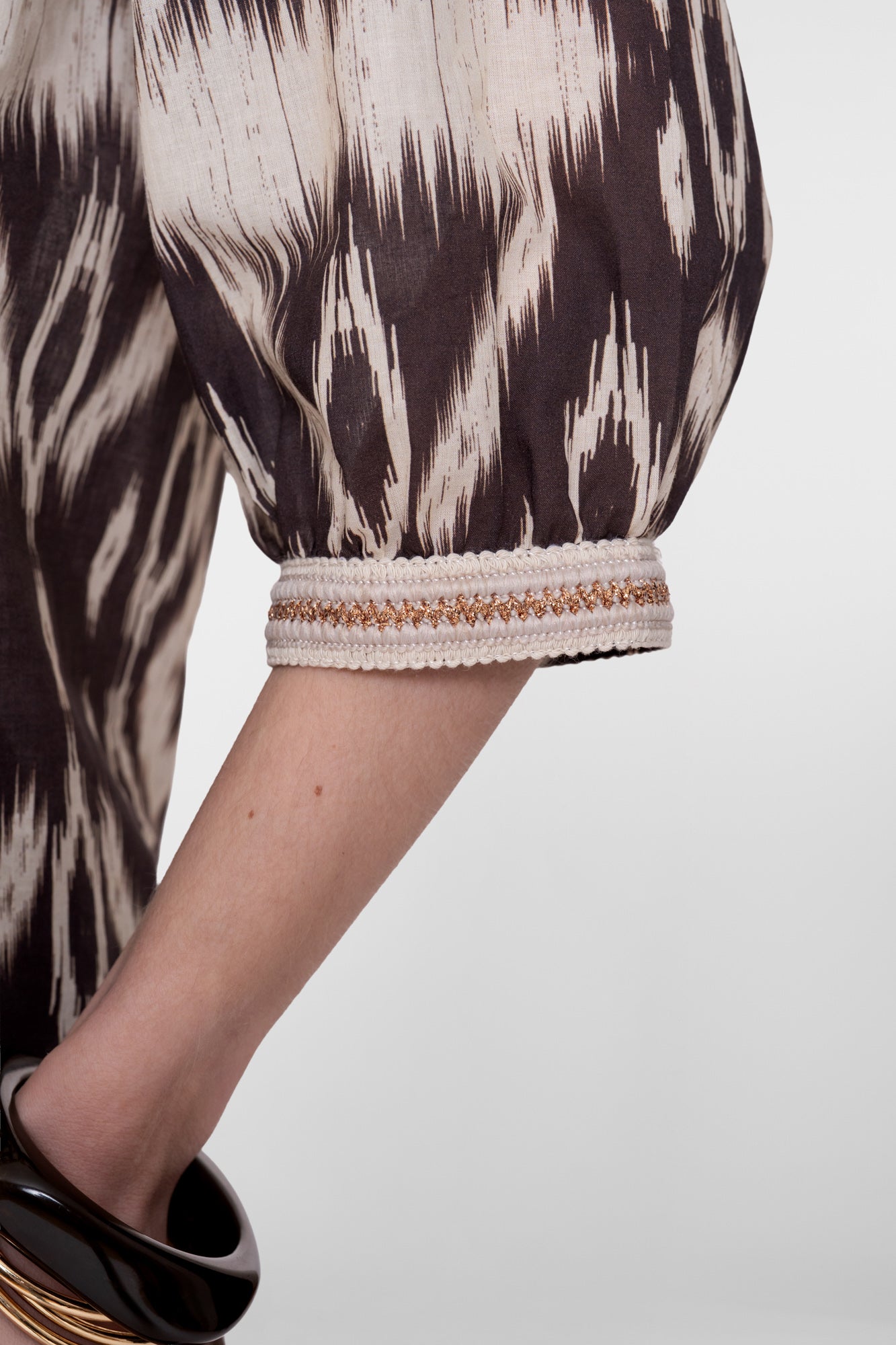 Geisha blouse met aztekprint en sierlijke tape detail