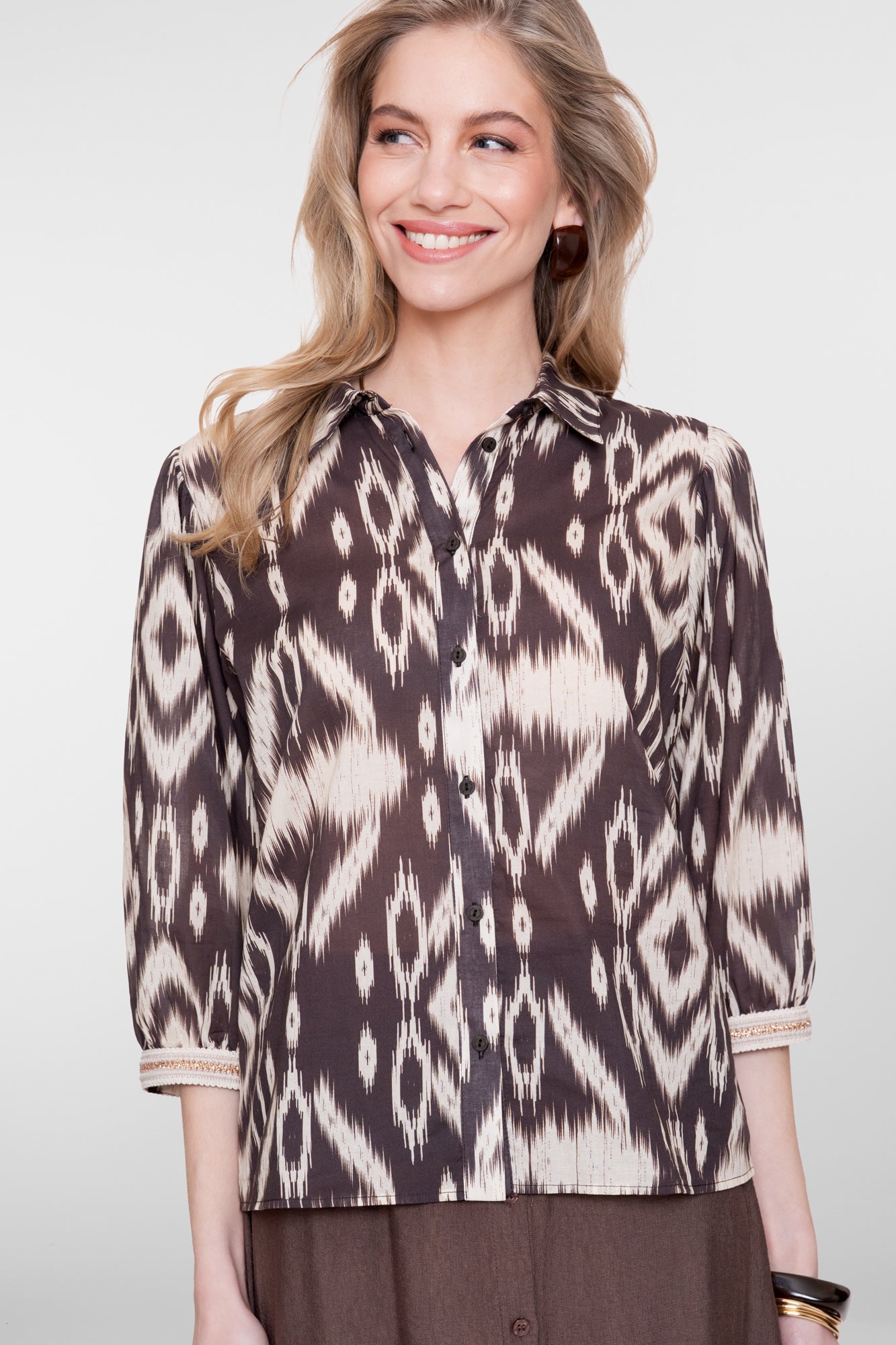 Geisha blouse met aztekprint en sierlijke tape detail