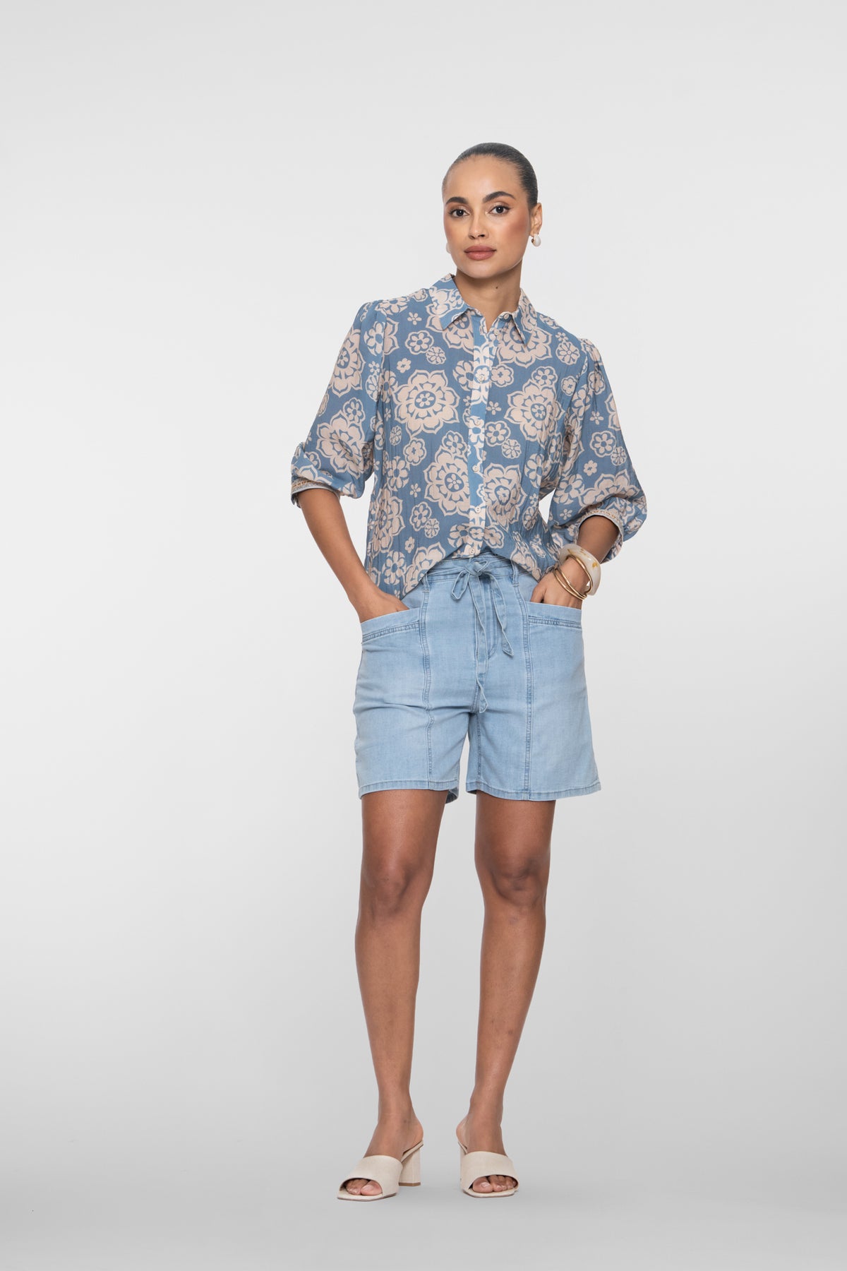 Geisha blouse met bloemenprint en subtiele pofmouw – Shop de look