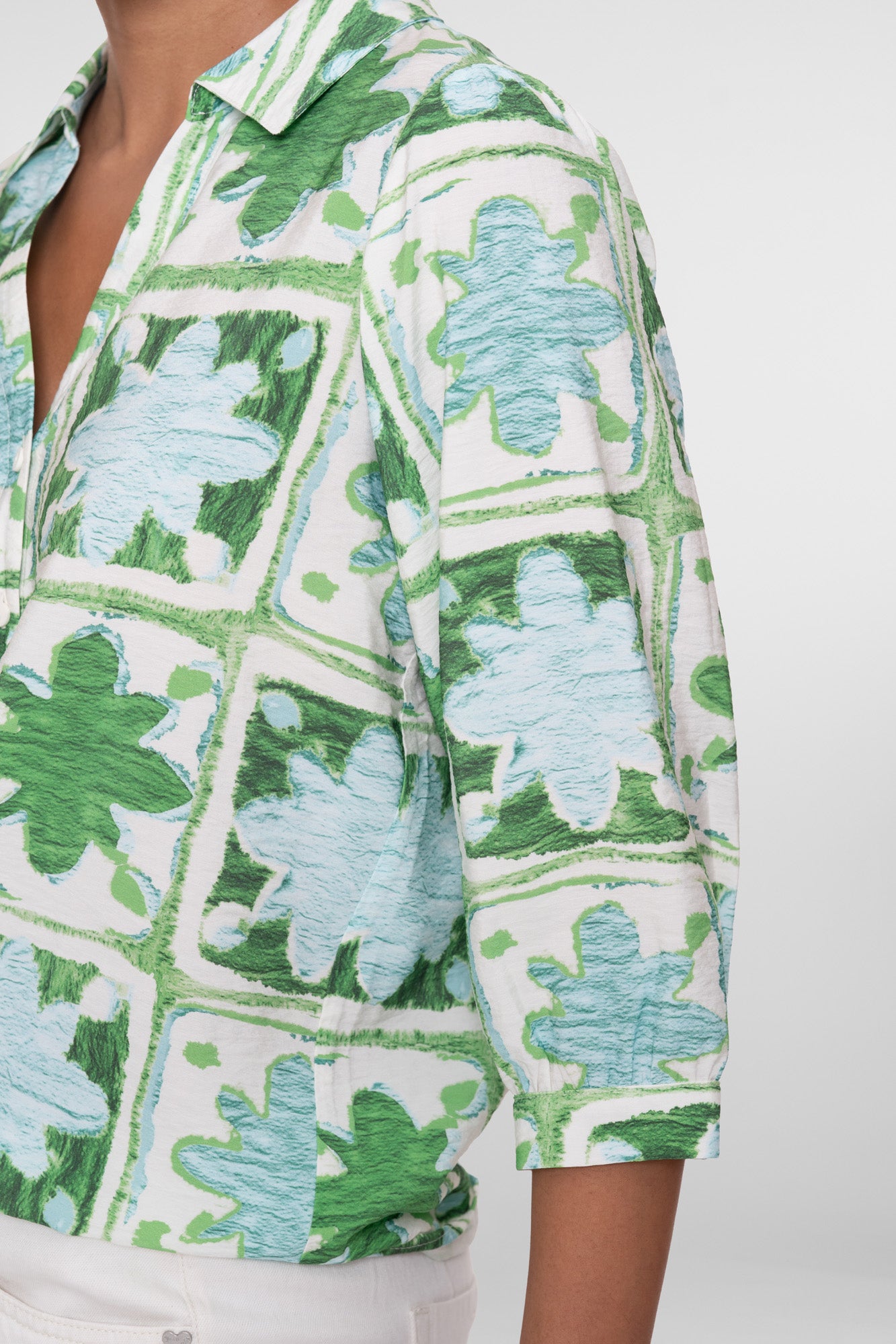 Geisha blouse met tegelprint en zachte groentinten