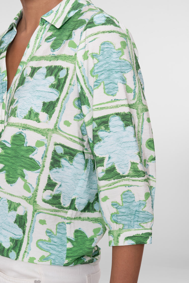 Geisha blouse met tegelprint en zachte groentinten