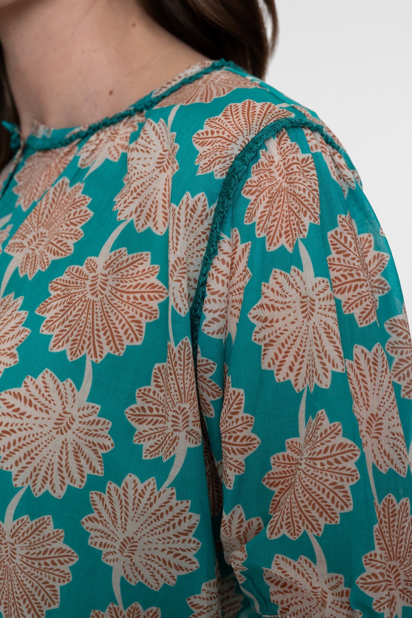 Geisha blouse aqua met sierlijke bloemenprint