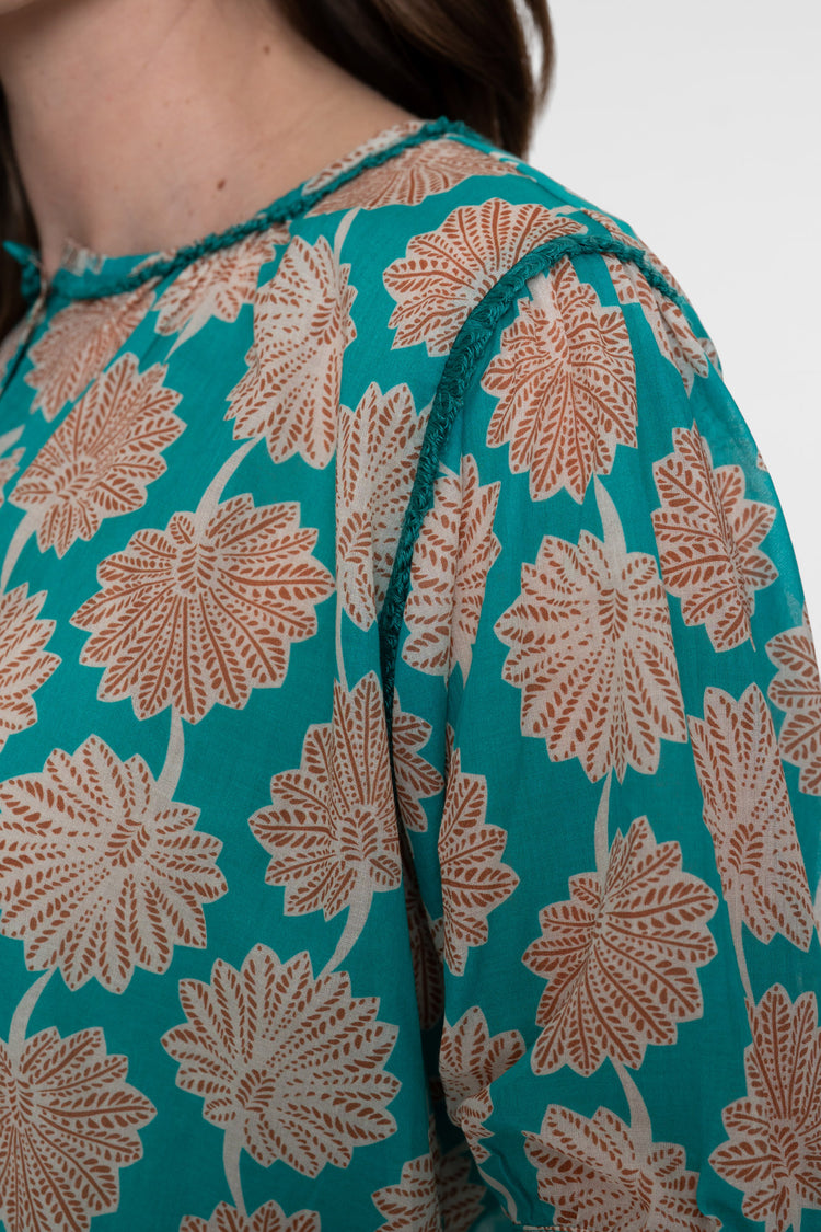 Geisha blouse aqua met sierlijke bloemenprint