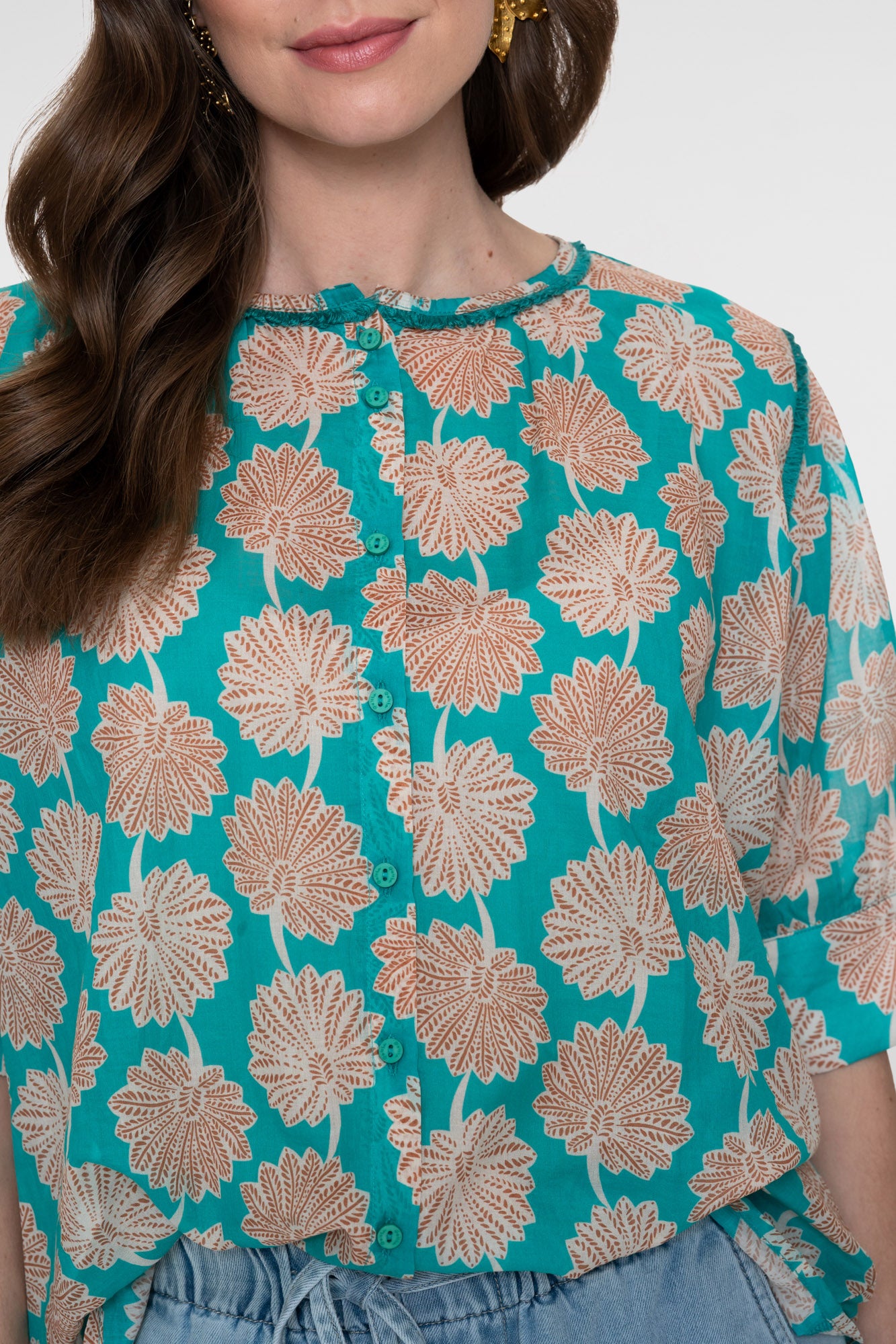 Geisha blouse aqua met sierlijke bloemenprint