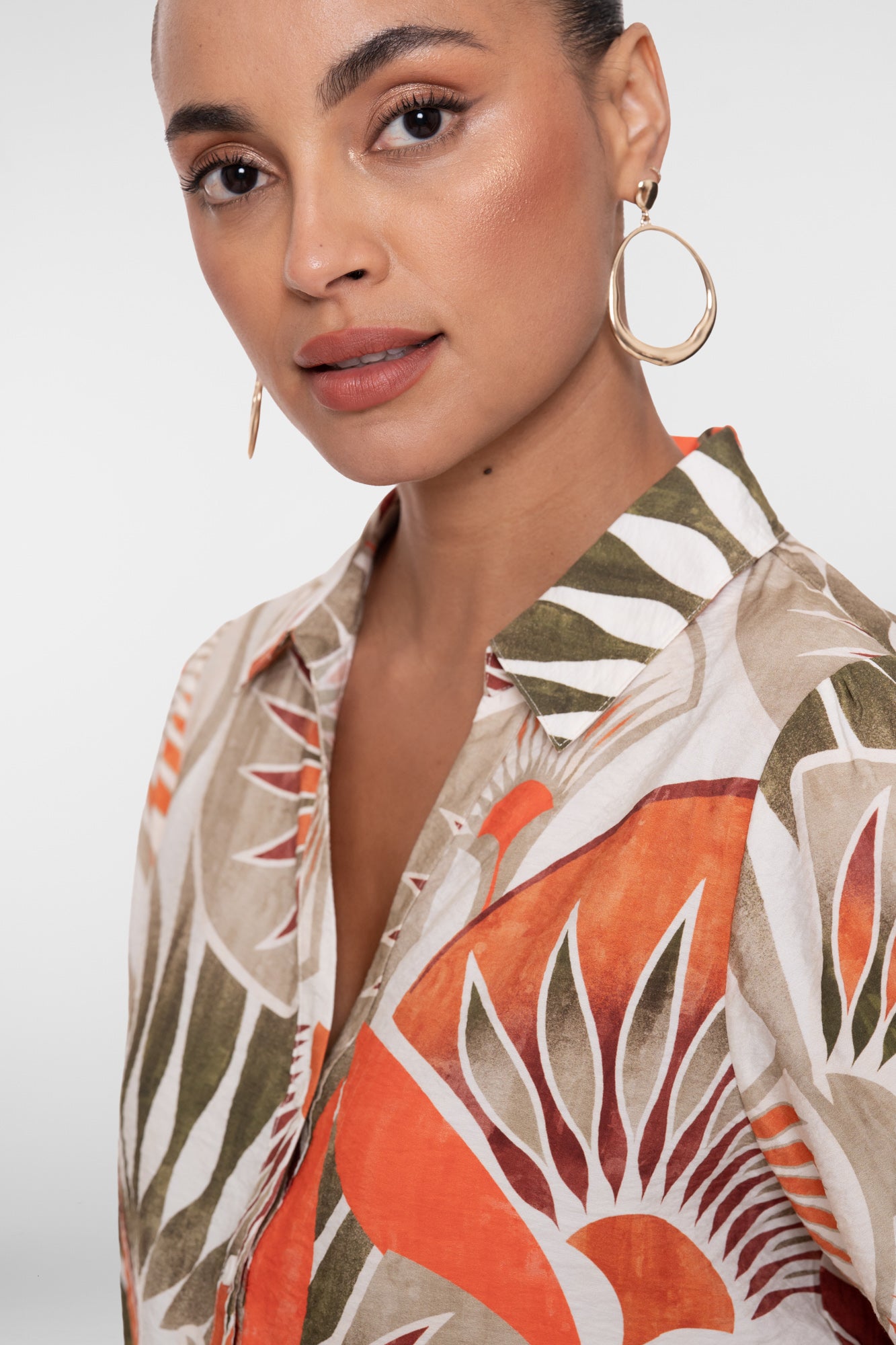 Geisha blouse met bloemenprint in warme tinten en V-hals