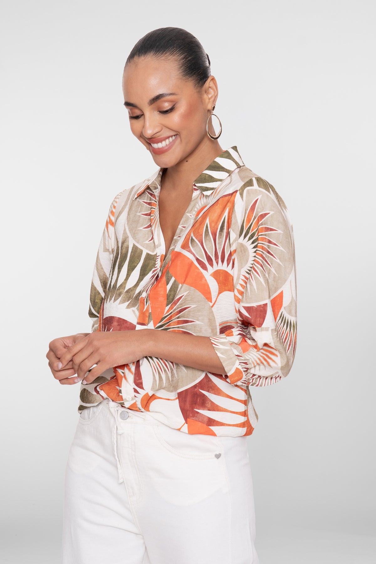 Geisha blouse met bloemenprint in warme tinten en V-hals – Shop de look