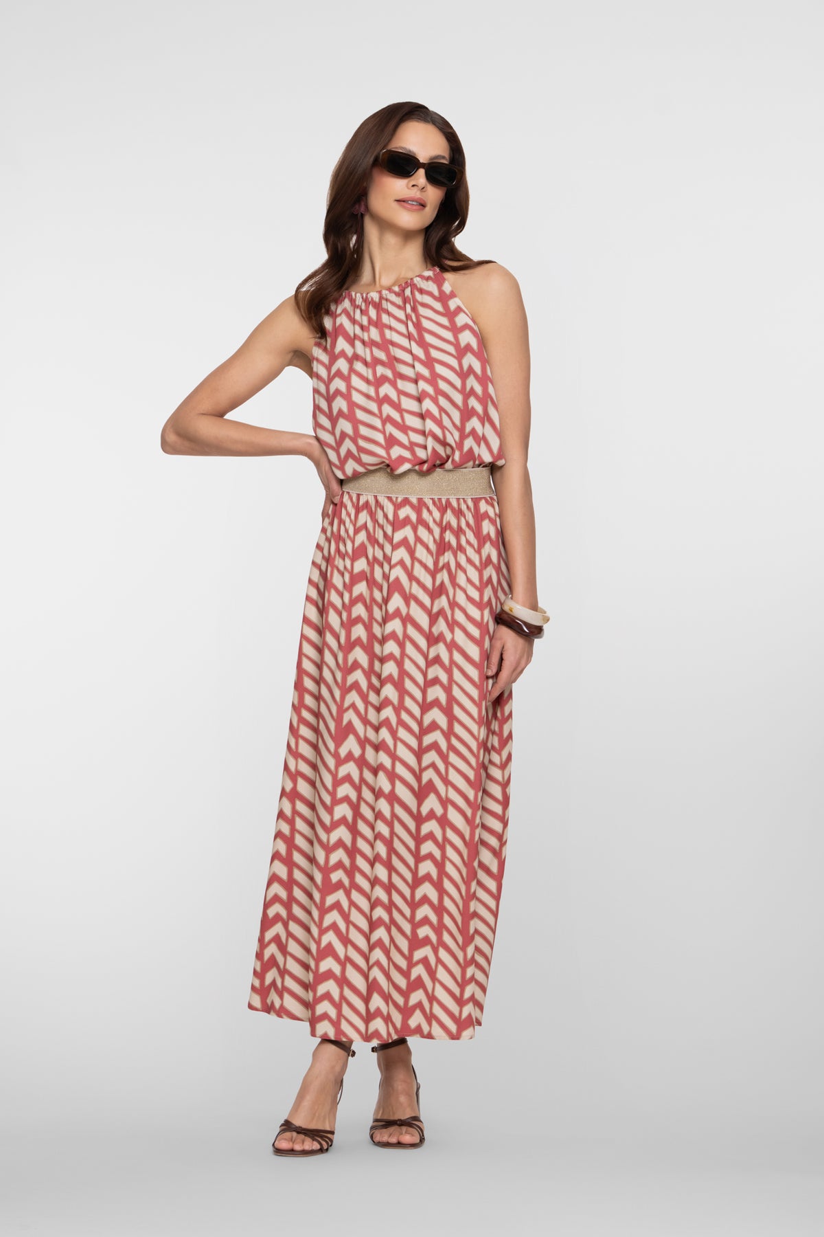 Geisha haltertop met zigzagprint in coral en zandtinten – Shop de look