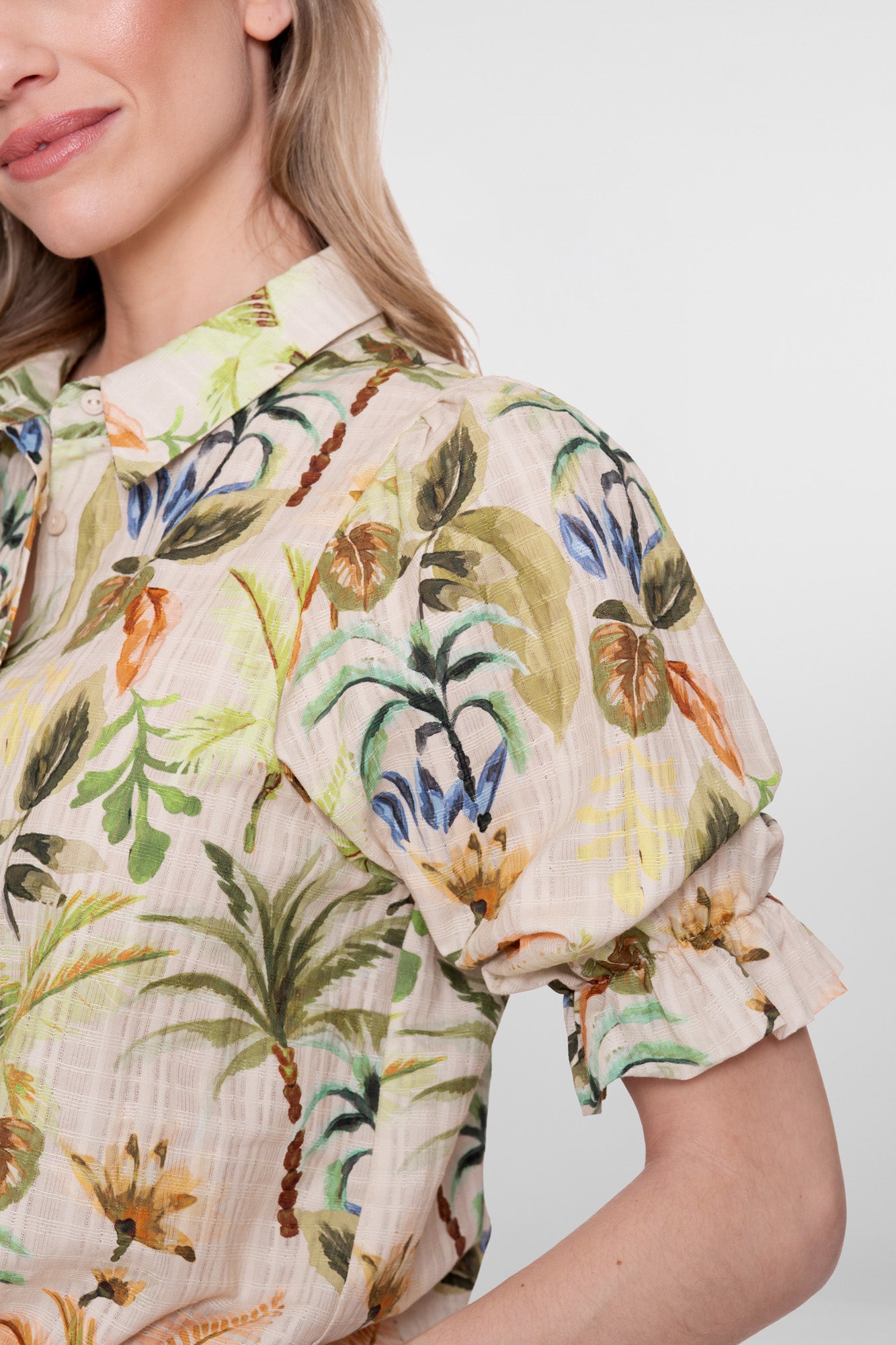 Geisha blouse met tropische print en pofmouwen