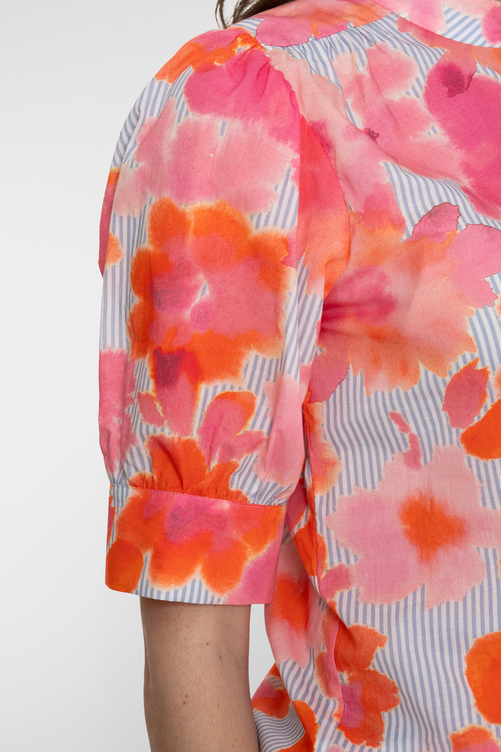 Geisha Blouse met bloemenprint en streepdessin koraal
