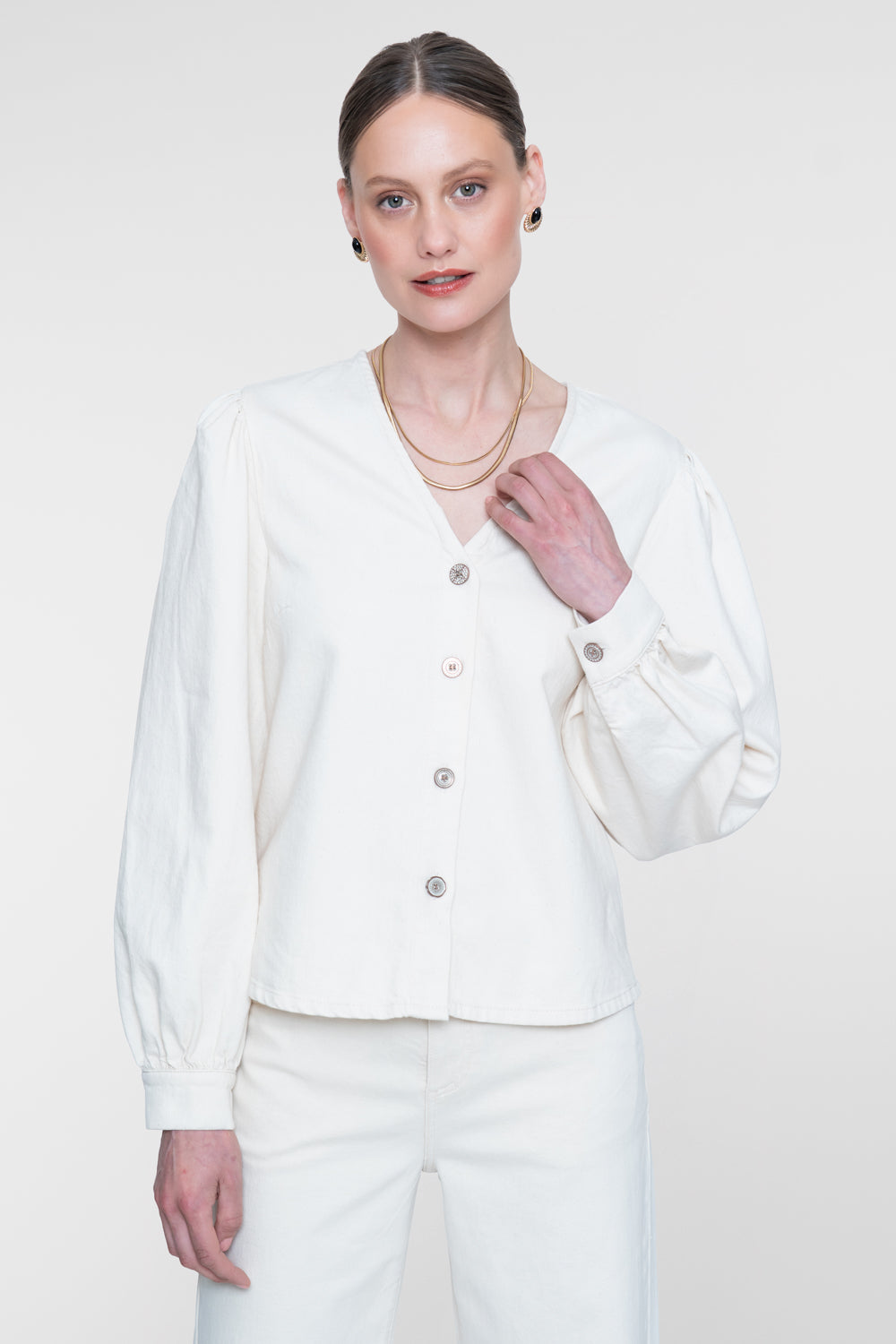 Geisha witte denim blouse met V-hals en decoratieve knoopsluiting