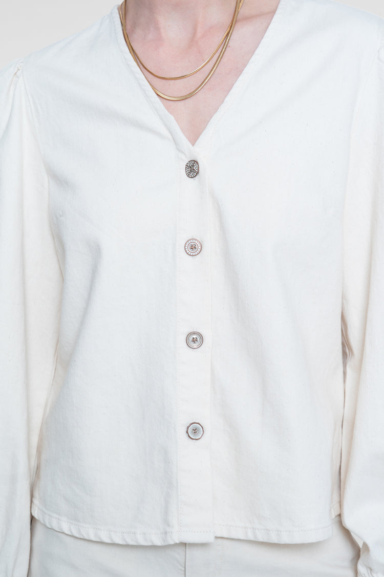 Geisha witte denim blouse met V-hals en decoratieve knoopsluiting