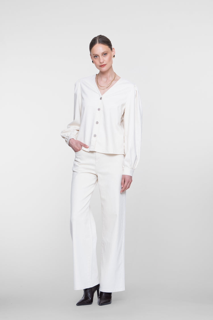 Geisha witte denim blouse met V-hals en decoratieve knoopsluiting