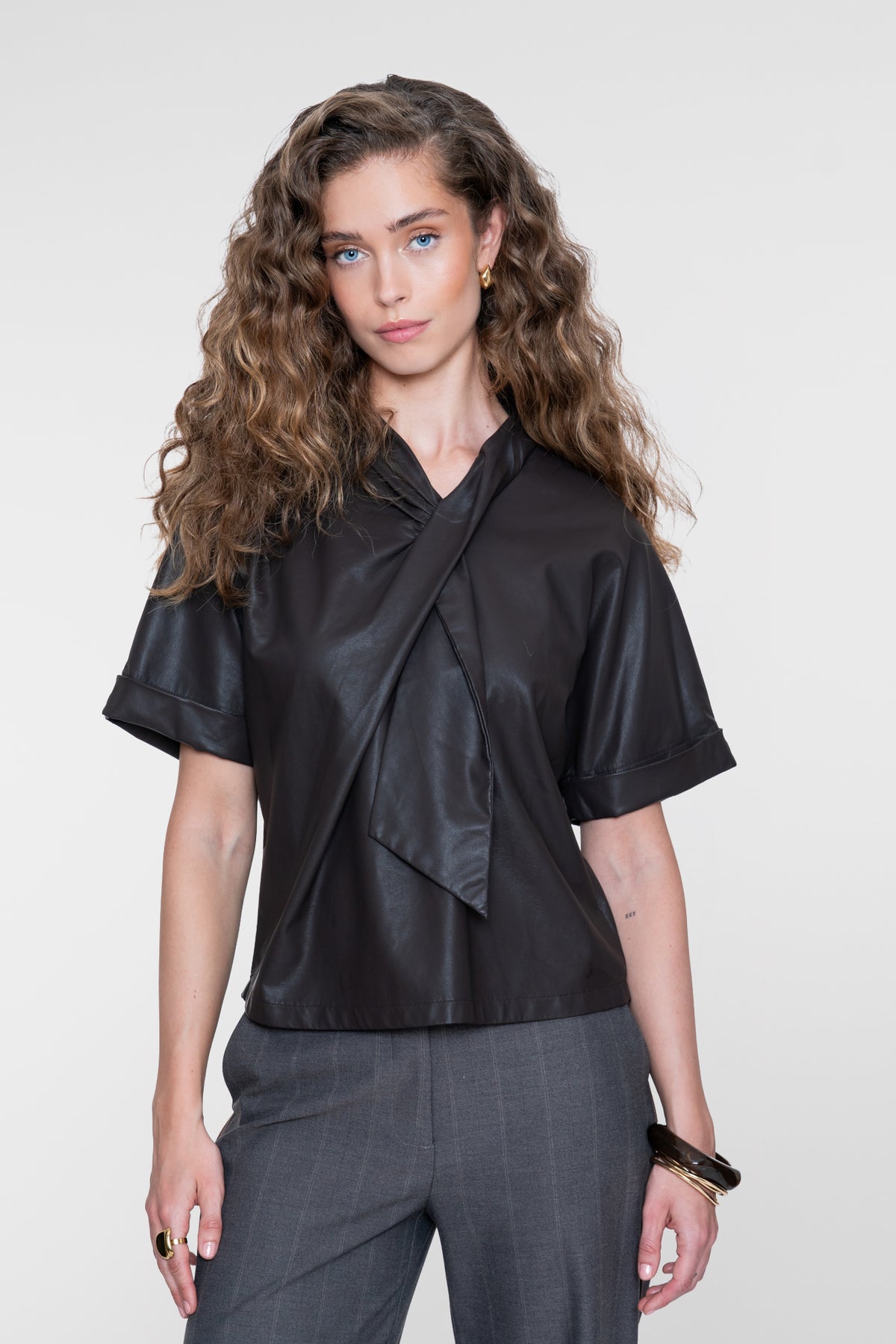 Geisha PU top met sjaaldetail en semi-boxy pasvorm