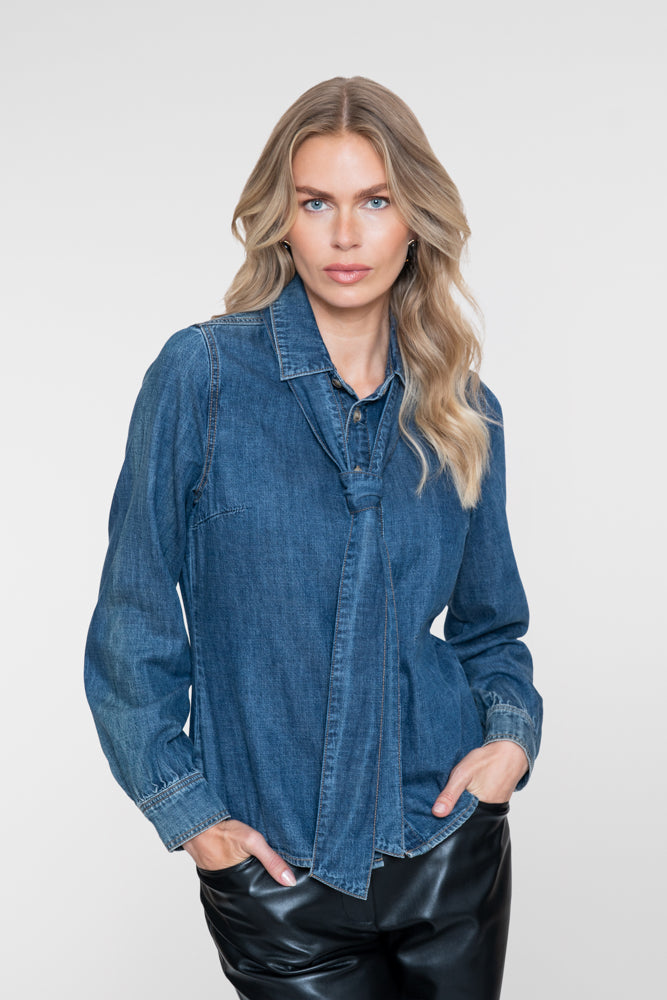 Geisha getailleerde denim blouse met strikdetail