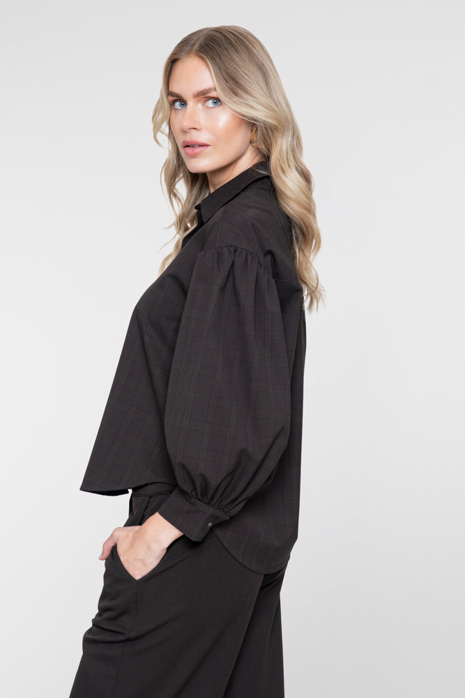 Geisha blouse met fijne ruit en ballonmouwen – Shop de look