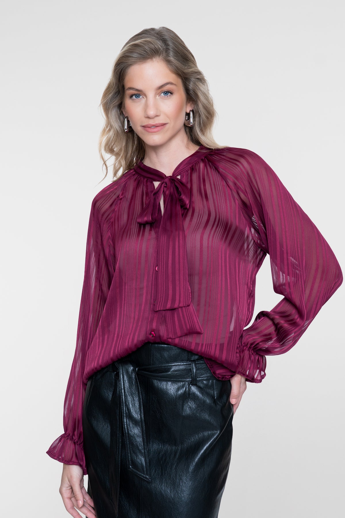 Geisha semi-transparante blouse met strikdetail en geweven strepen