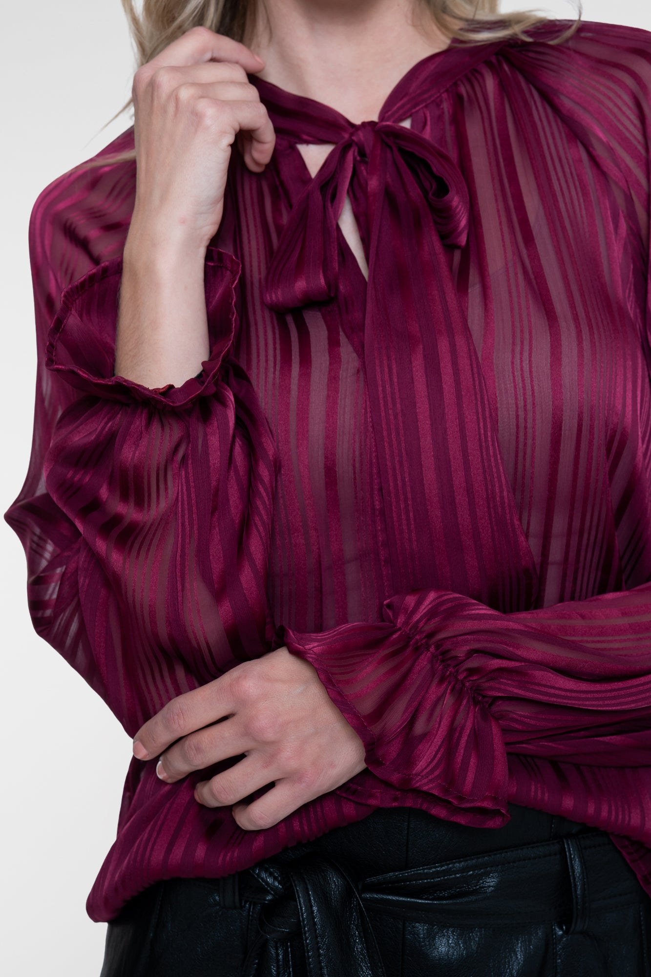 Geisha semi-transparante blouse met strikdetail en geweven strepen