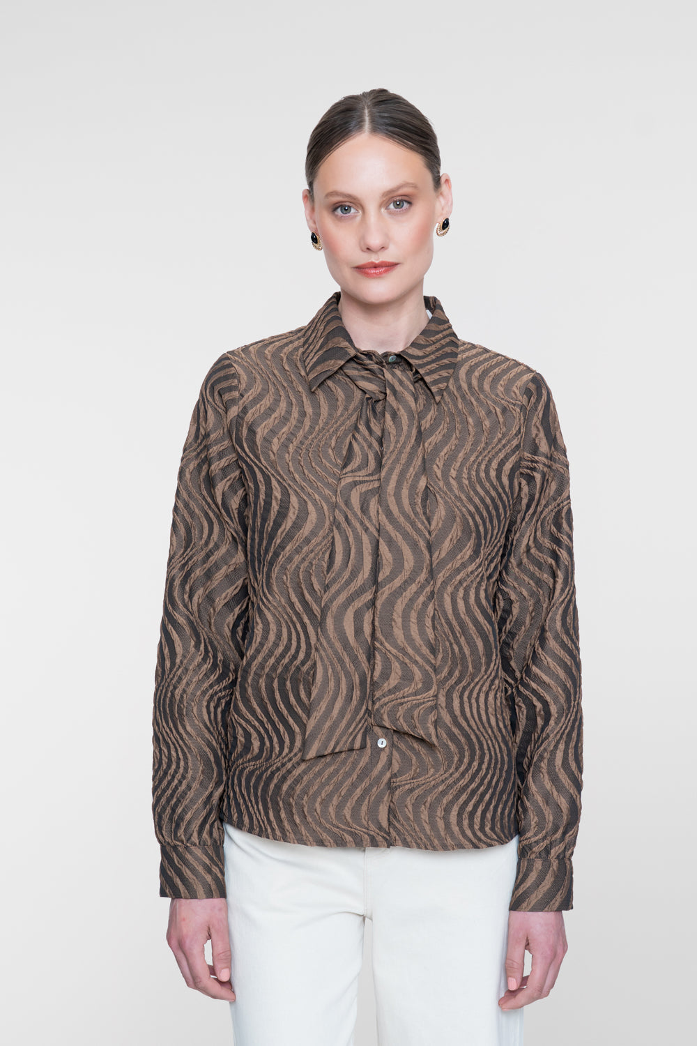 Geisha blouse met strikdetail en ingeweven golvenpatroon