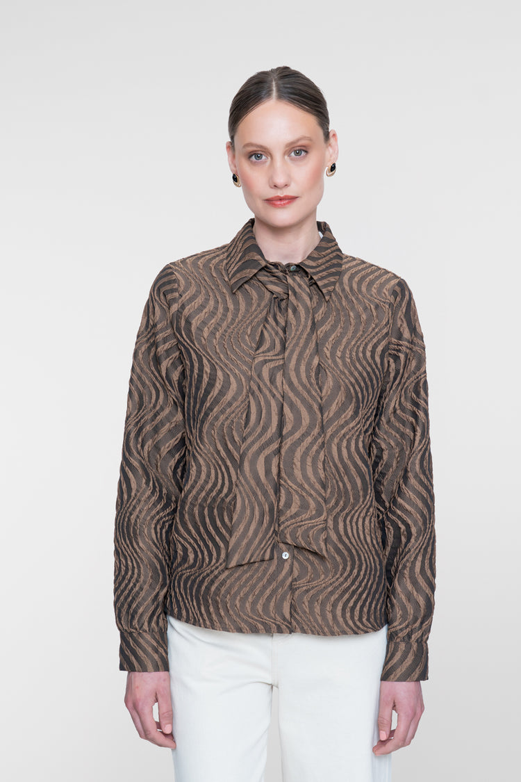 Geisha blouse met strikdetail en ingeweven golvenpatroon