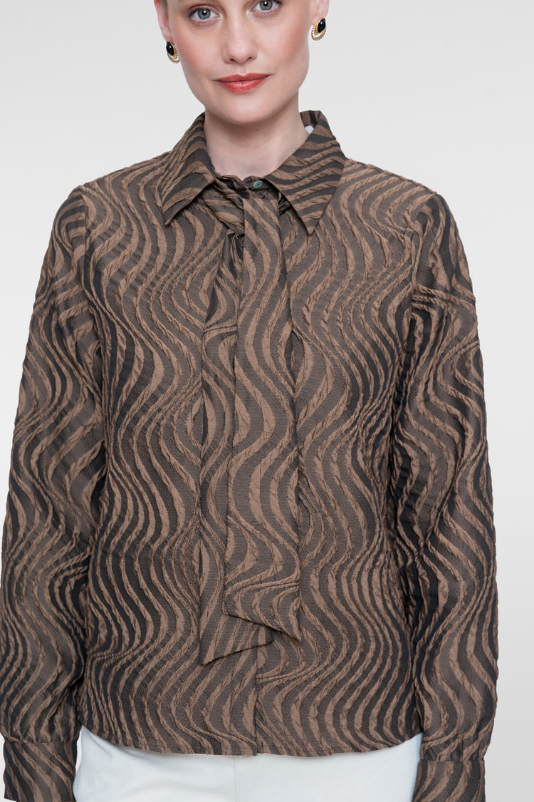 Geisha blouse met strikdetail en ingeweven golvenpatroon