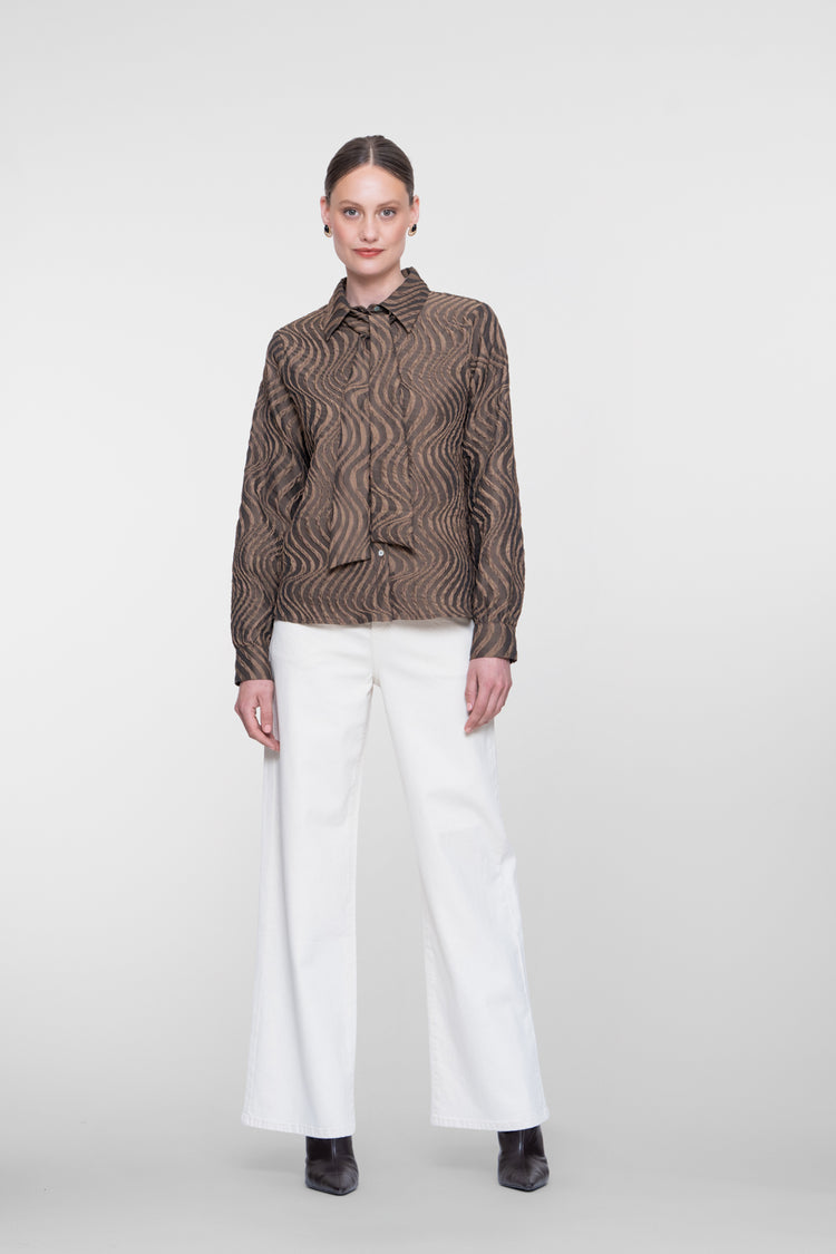 Geisha blouse met strikdetail en ingeweven golvenpatroon