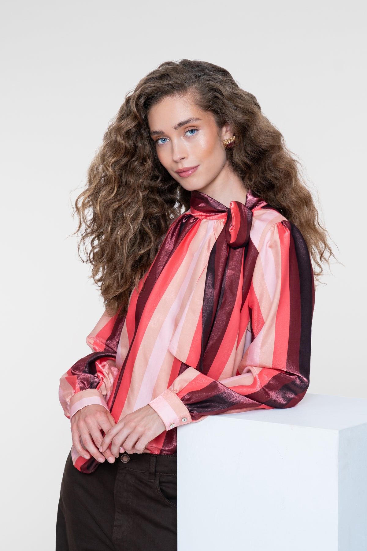 Geisha blouse met strikhals en glanzend streeppatroon – Shop de look