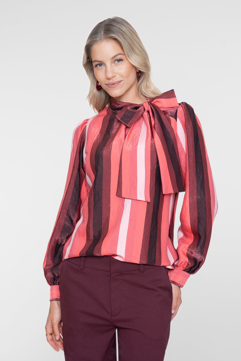 Geisha blouse met strikhals en glanzend streeppatroon