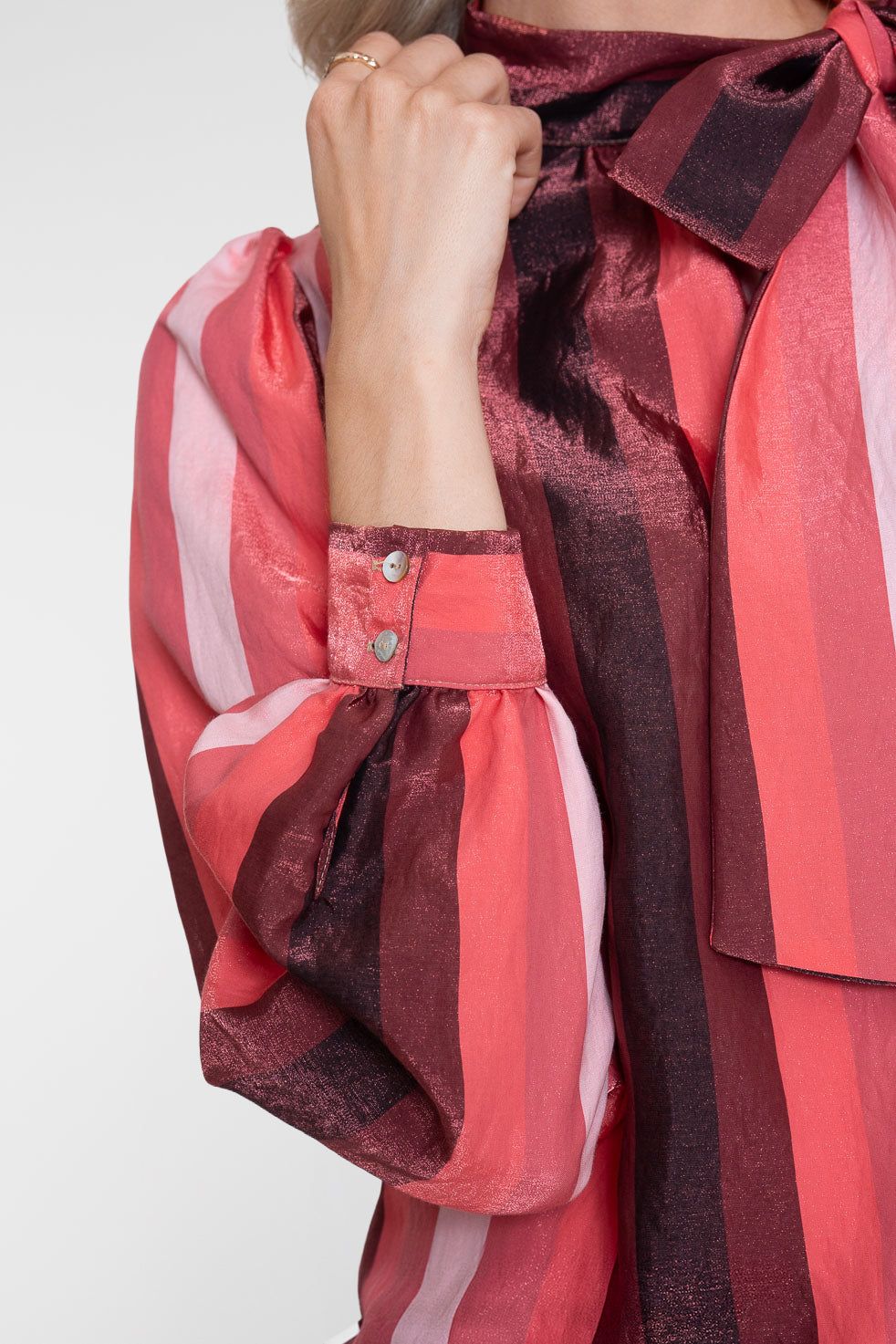 Geisha blouse met strikhals en glanzend streeppatroon