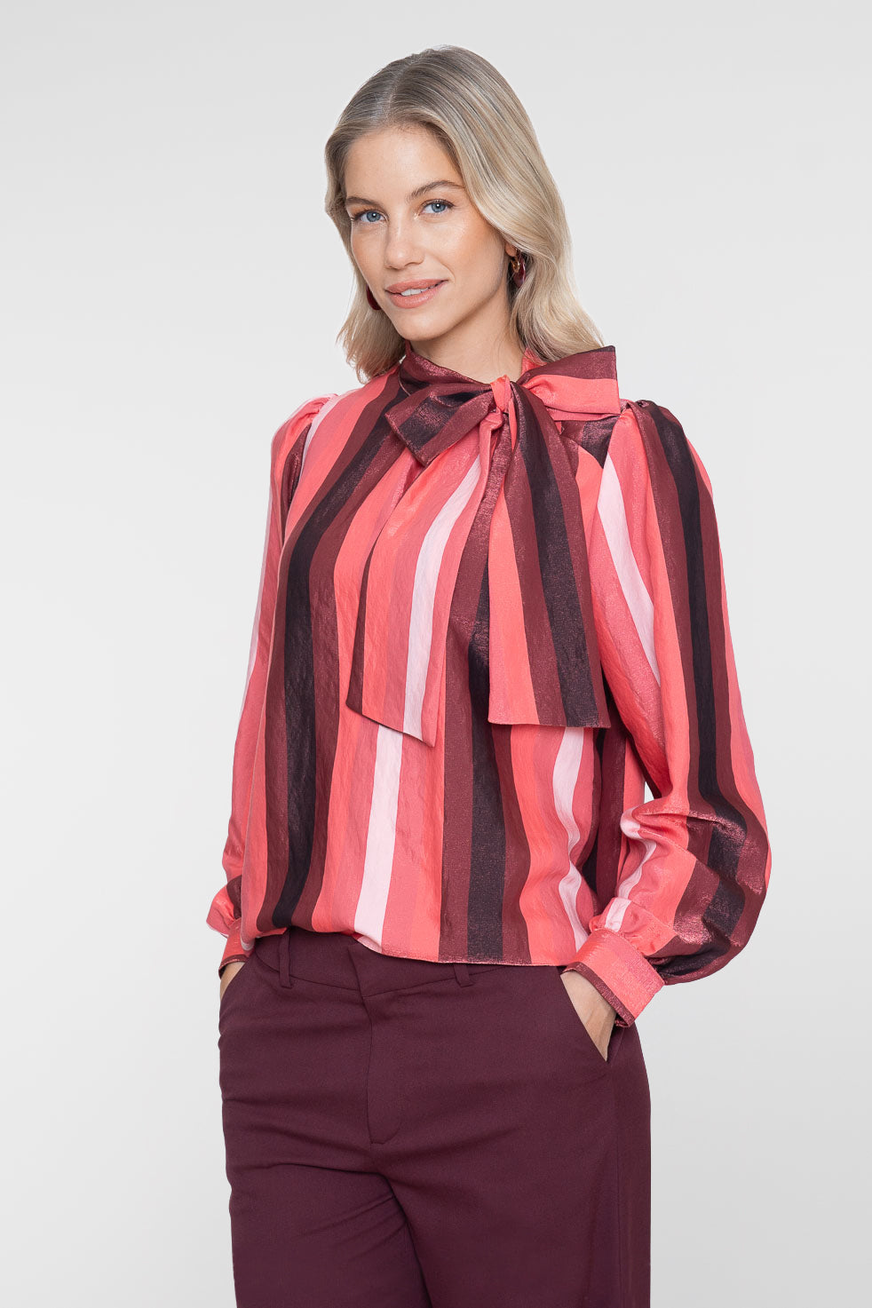 Geisha blouse met strikhals en glanzend streeppatroon