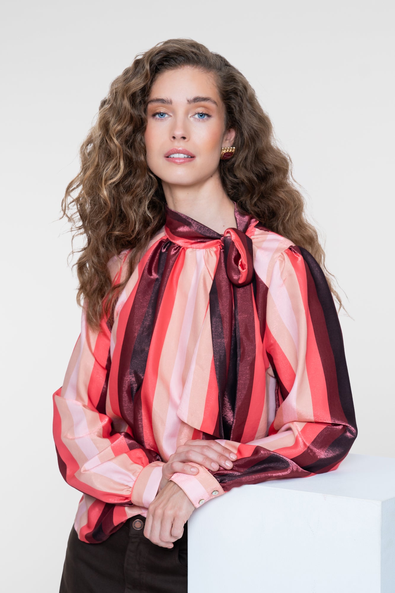 Geisha blouse met strikhals en glanzend streeppatroon