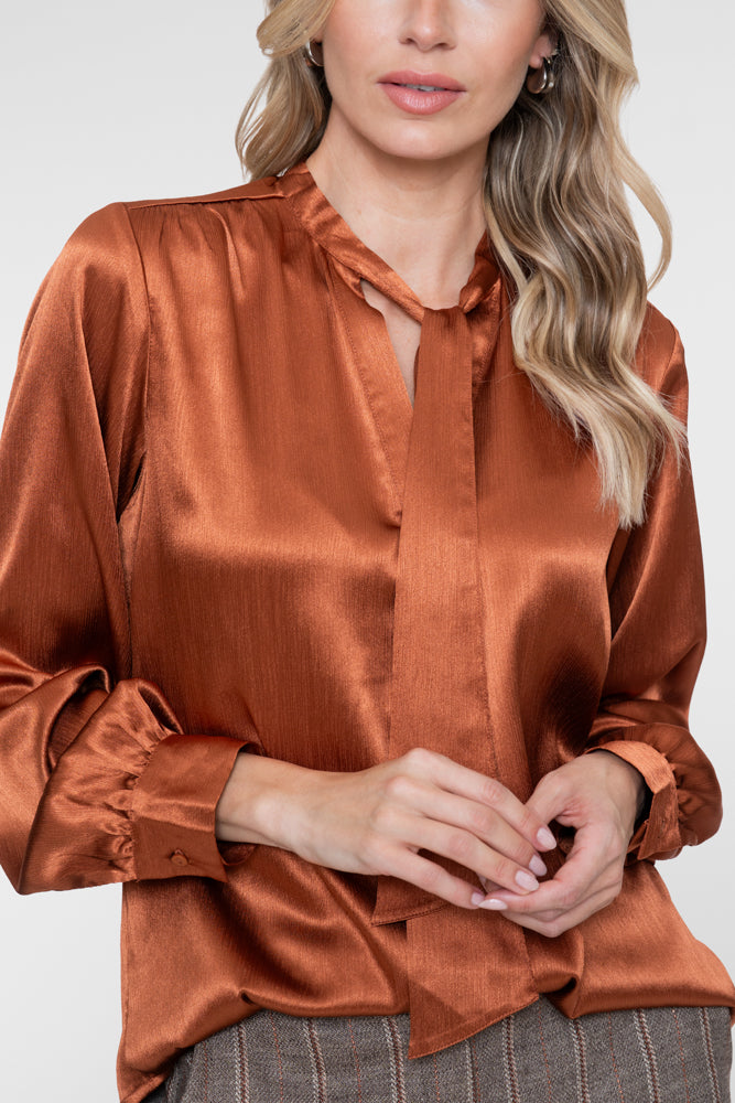 Geisha satijnachtige blouse met V-hals en strikdetail