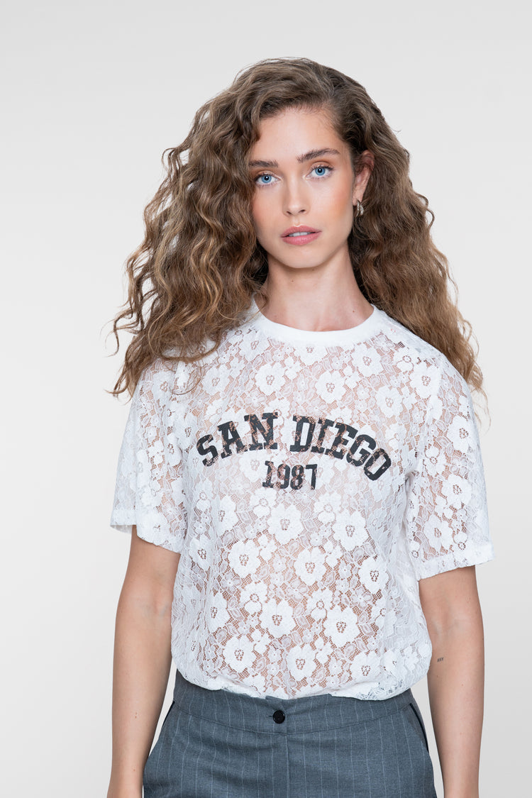 Geisha kanten T-shirt met sportieve statementprint