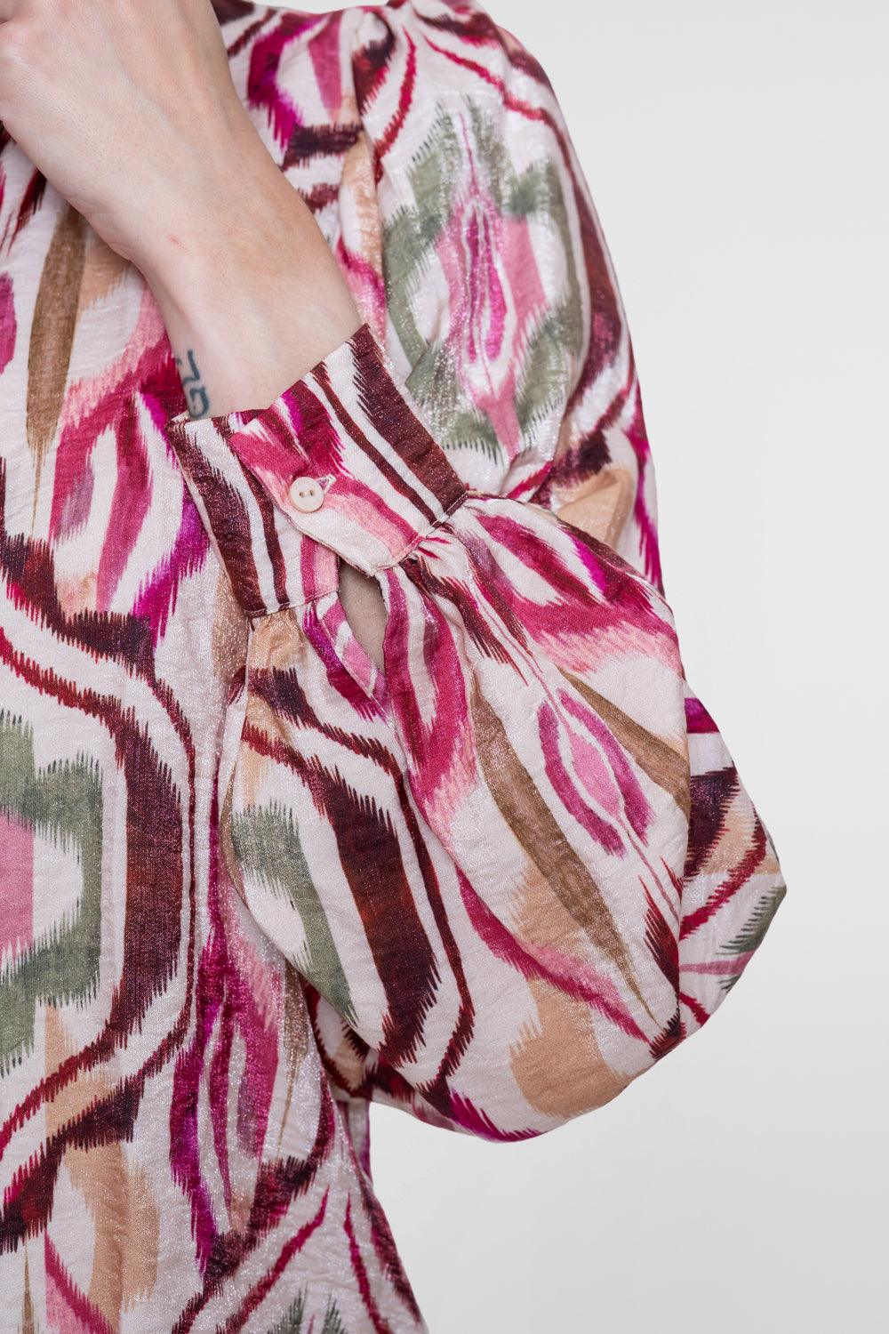 Geisha blouse met kleurrijke print en glans