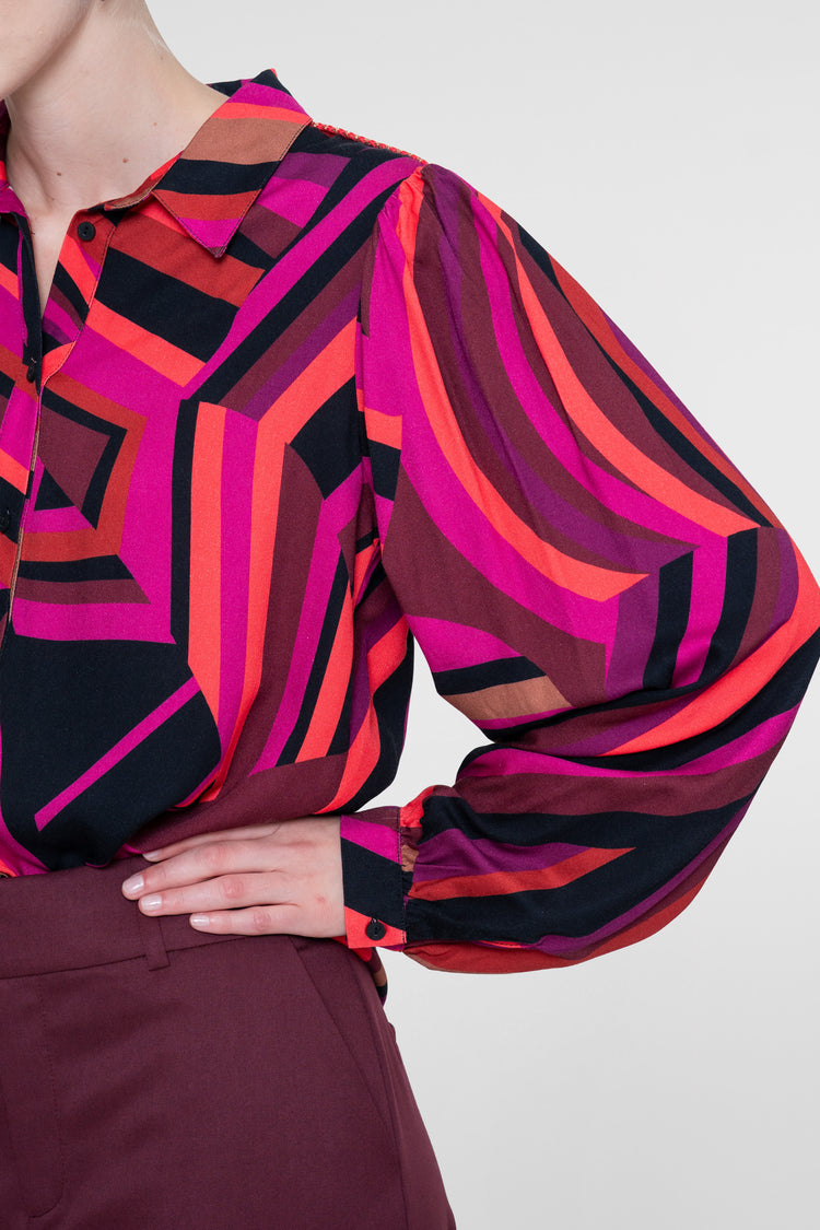 Geisha blouse met grafische lijnenprint en klassieke kraag