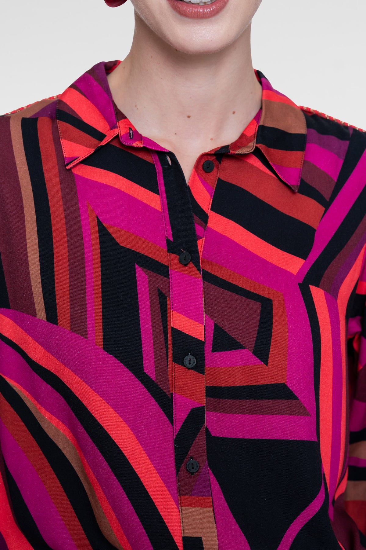 Geisha blouse met grafische lijnenprint en klassieke kraag
