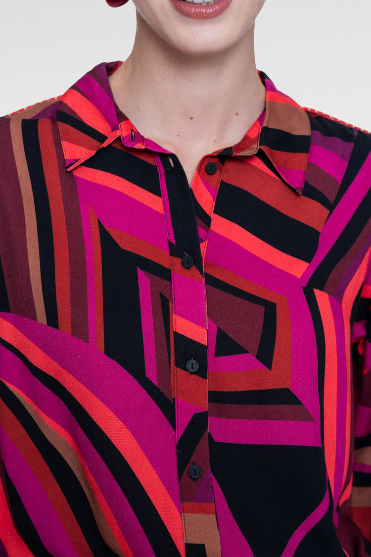 Geisha blouse met grafische lijnenprint en klassieke kraag