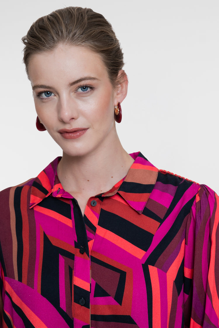 Geisha blouse met grafische lijnenprint en klassieke kraag