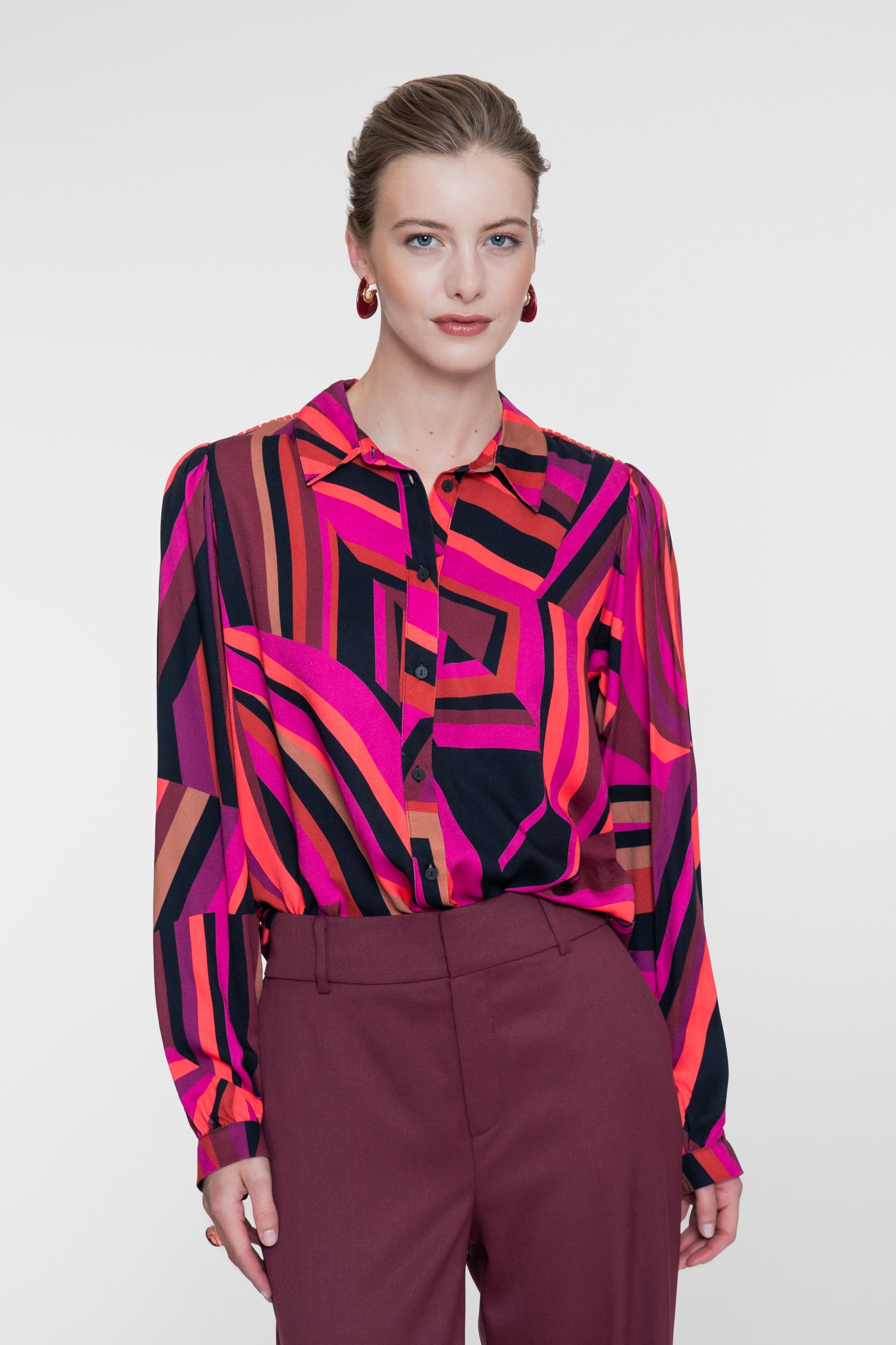 Geisha blouse met grafische lijnenprint en klassieke kraag