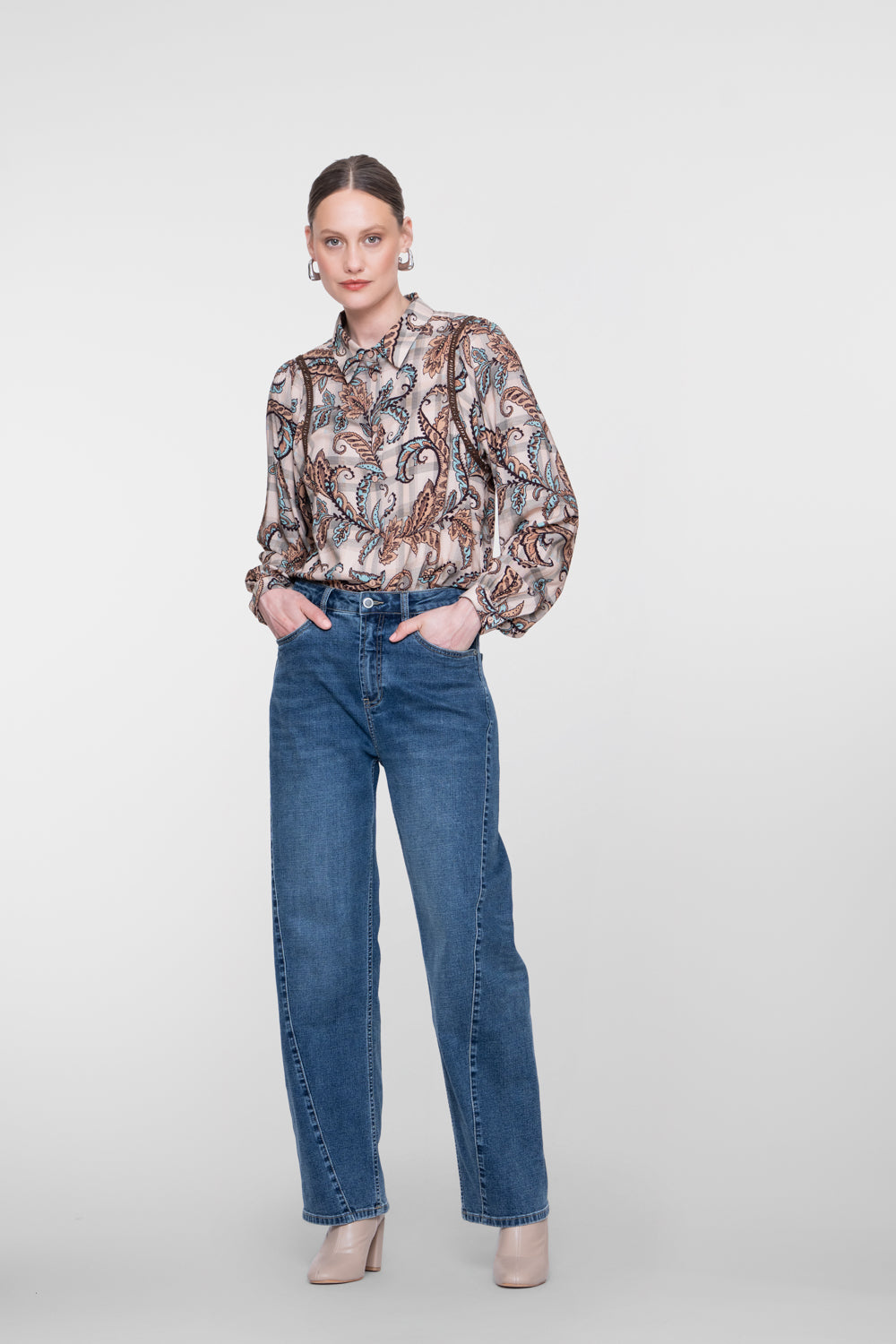 Geisha blouse met paisleyprint en sierlijke details
