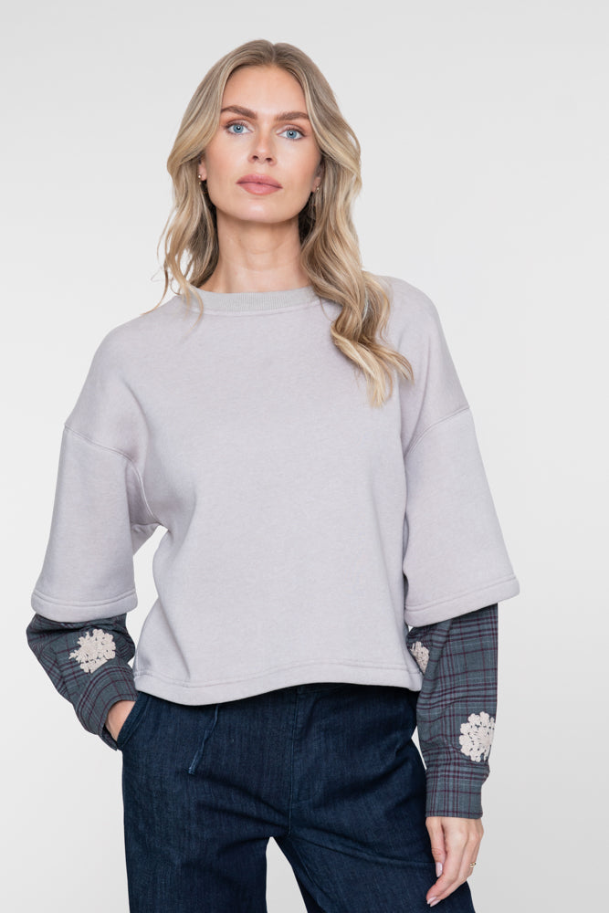 Geisha top met laageffect en geborduurde bloemdetails