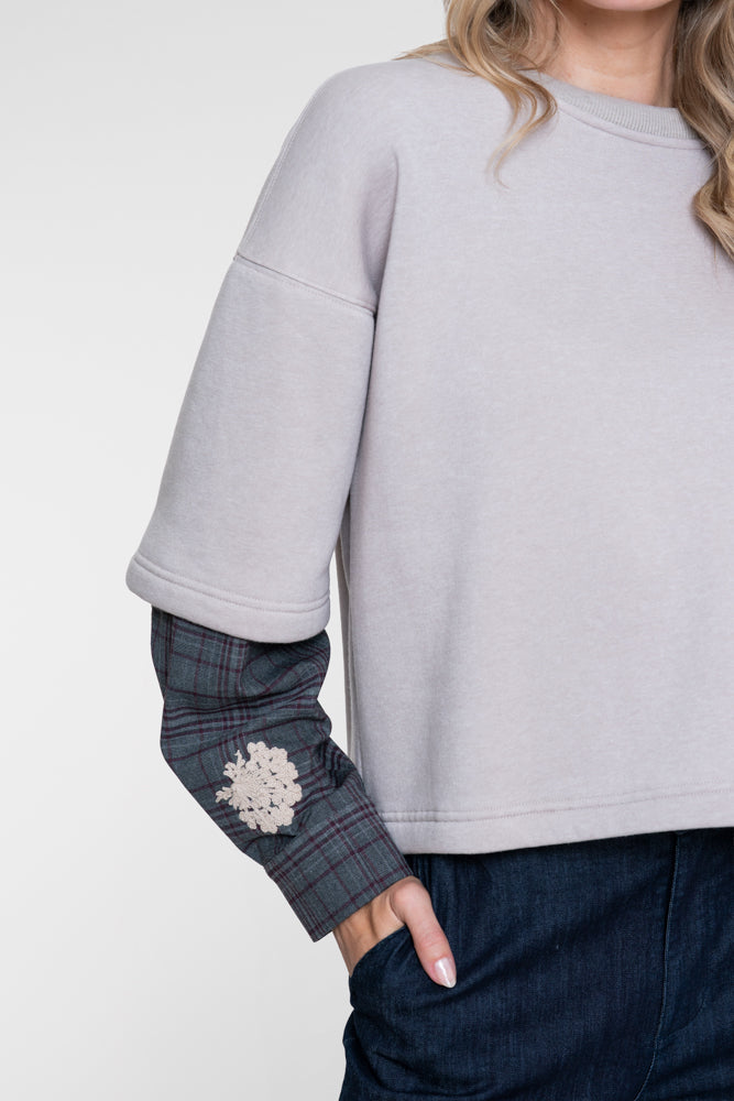 Geisha top met laageffect en geborduurde bloemdetails