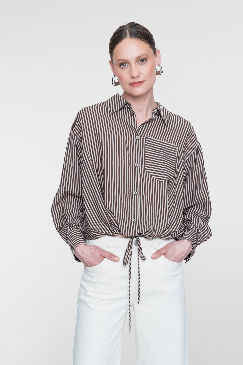 Geisha gestreepte blouse met strikdetail en borstzak – Shop de look