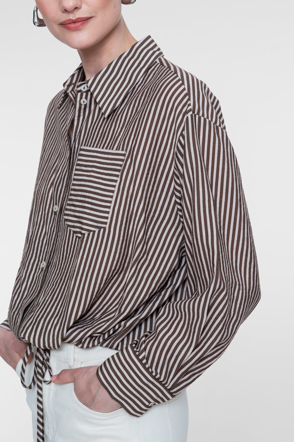 Geisha gestreepte blouse met strikdetail en borstzak