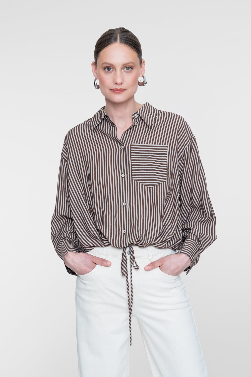 Geisha gestreepte blouse met strikdetail en borstzak