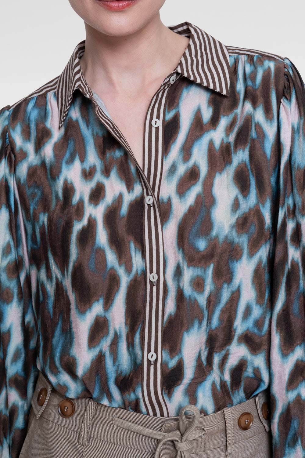 Geisha blouse met animaldessin en gestreepte details