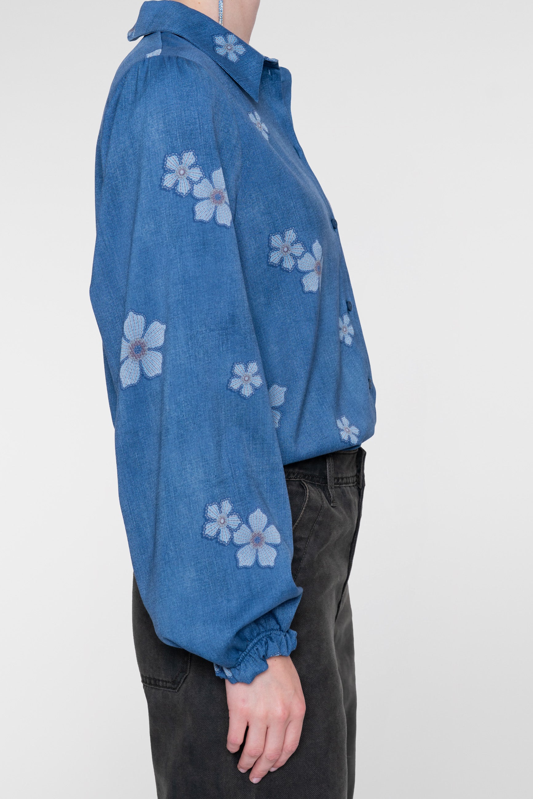 Geisha blauwe blouse met bloemendessin