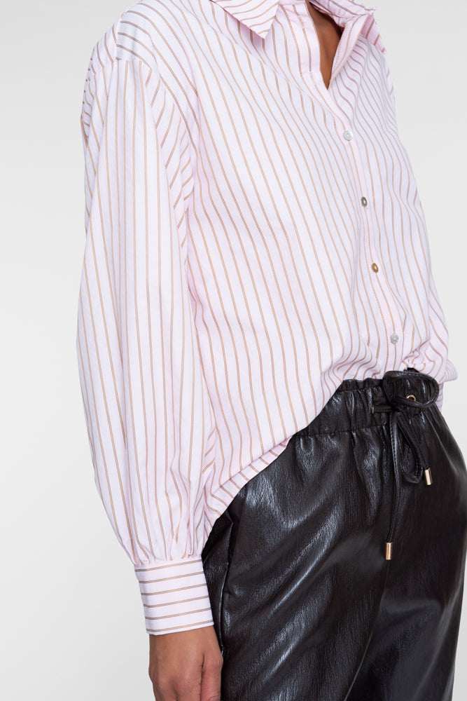 Geisha roze blouse met krijtstreep en lage schouderinzet