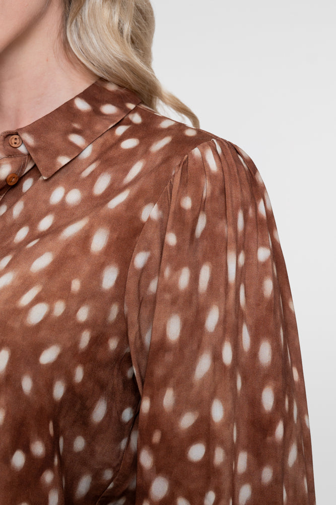 Geisha dames blouse met Bambi-dessin en gesmokte manchetten